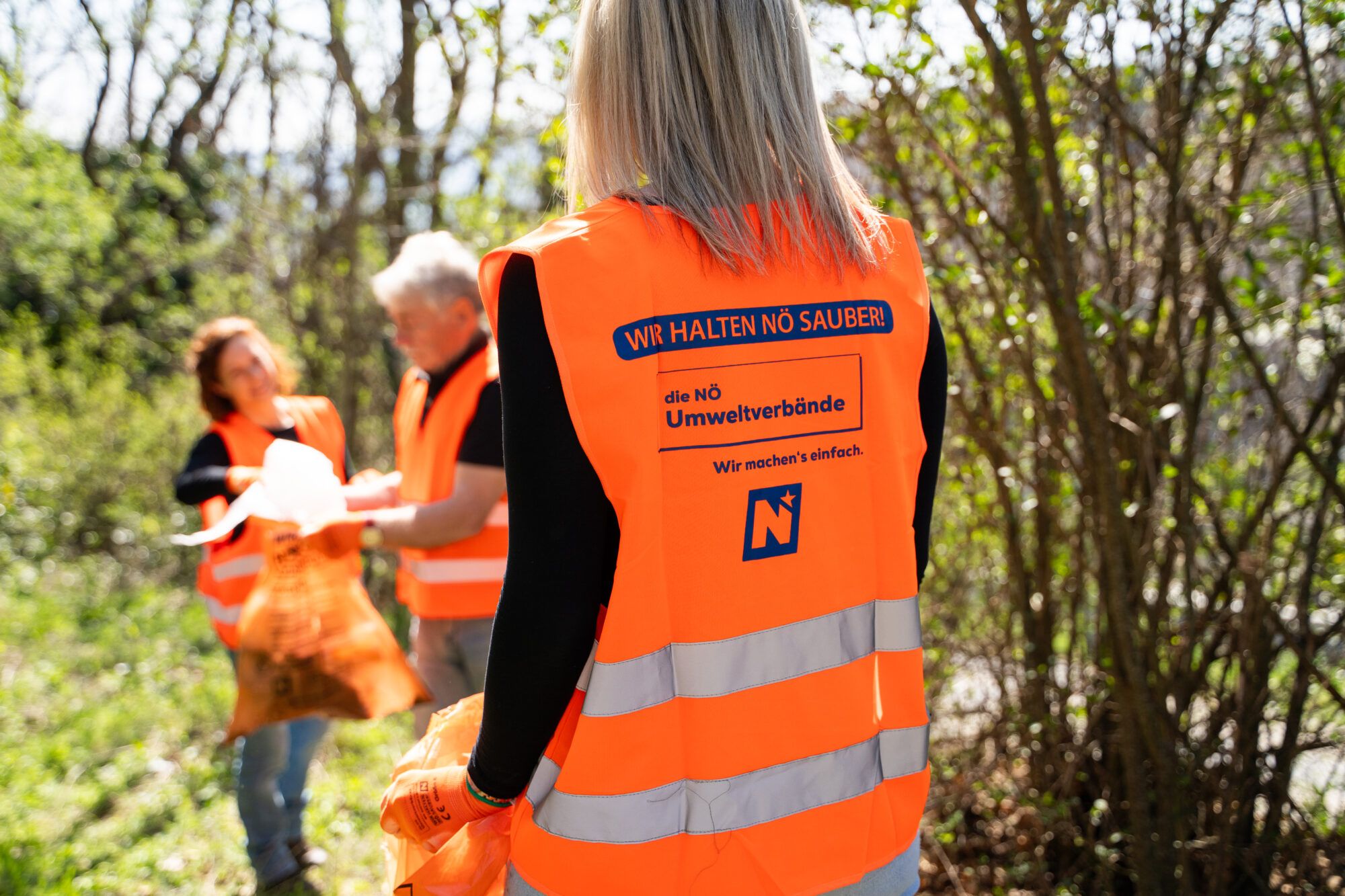 Fr&uuml;hjahrsputzm&uuml;llsack vor Fluss
